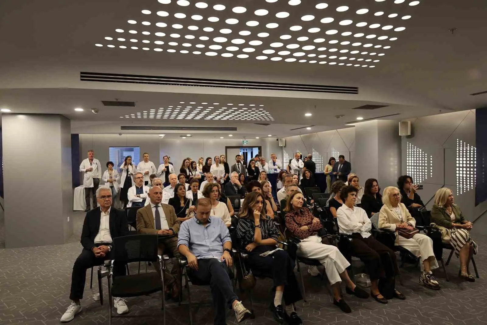 İzmir’de vefa dolu anlar: Prof. Dr. Arif Yüksel’in hatırası artık hastanede yaşıyor