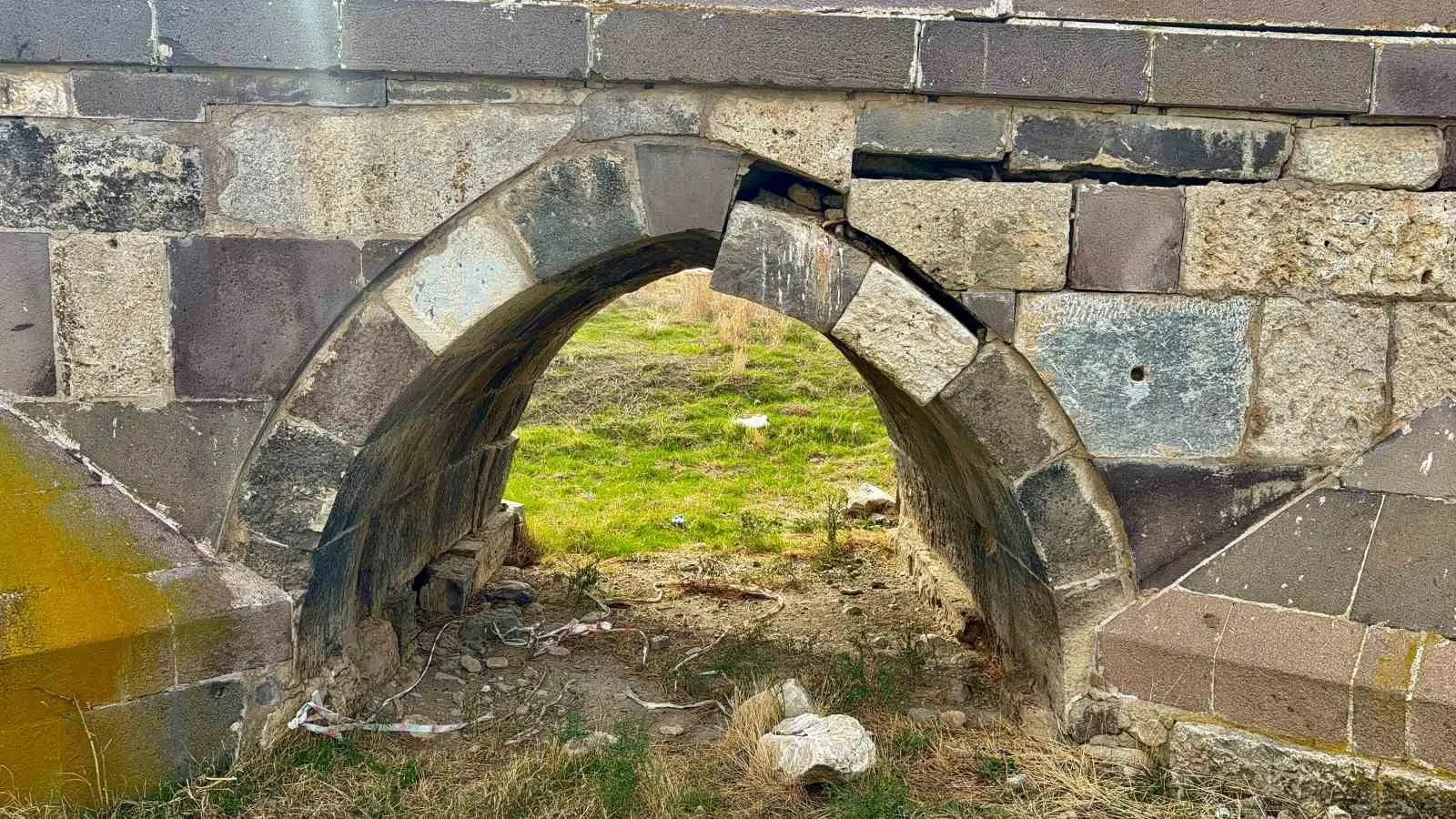 Kanuni Sultan Süleyman’ın geçtiği yollar çöplüğe döndü: Tarihi köprüde skandal görüntüler