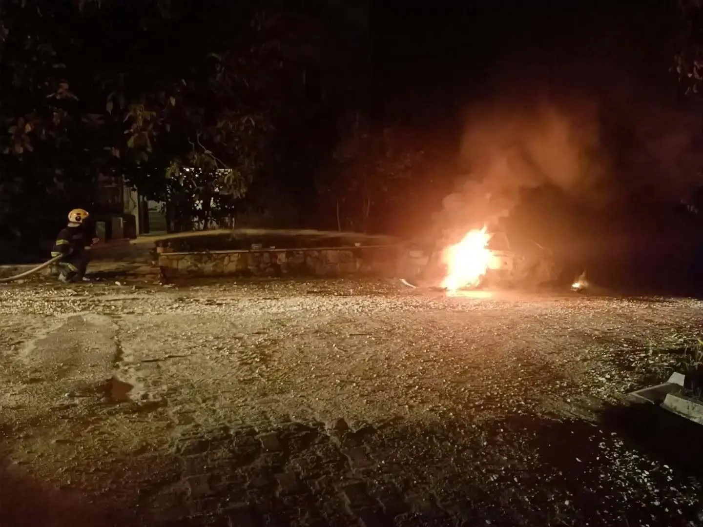Pamukkale’de sessizce park halindeydi: Bir anda alev topuna döndü
