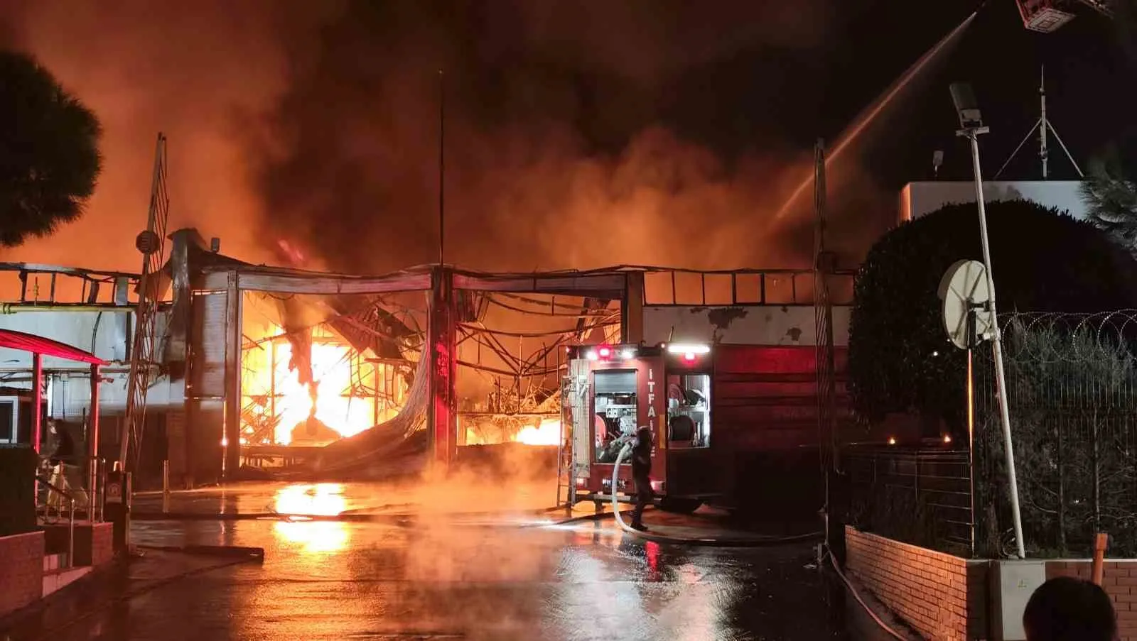 Manisa'da sanayi bölgesinden dumanlar yükseliyor: Dev tesiste tahliye kararı