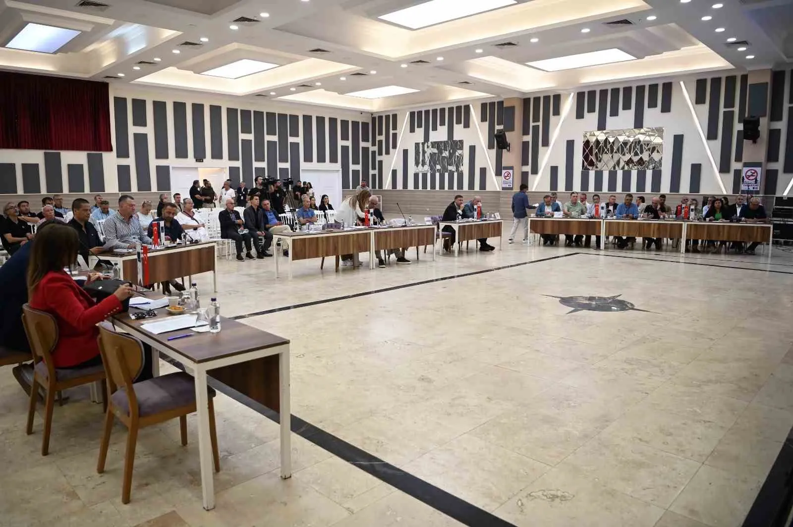 Kuşadası'nda tapu nöbeti: Belediye mülkleri için hukuk savaşı başlıyor