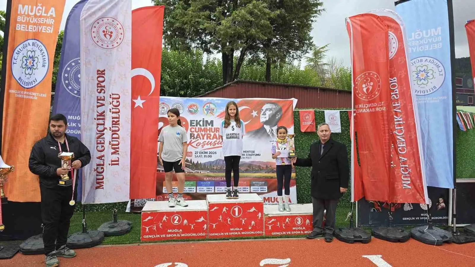 Cumhuriyet Bayramı’nda atletizm rüzgarı: Şampiyonlar madalyalarını aldı
