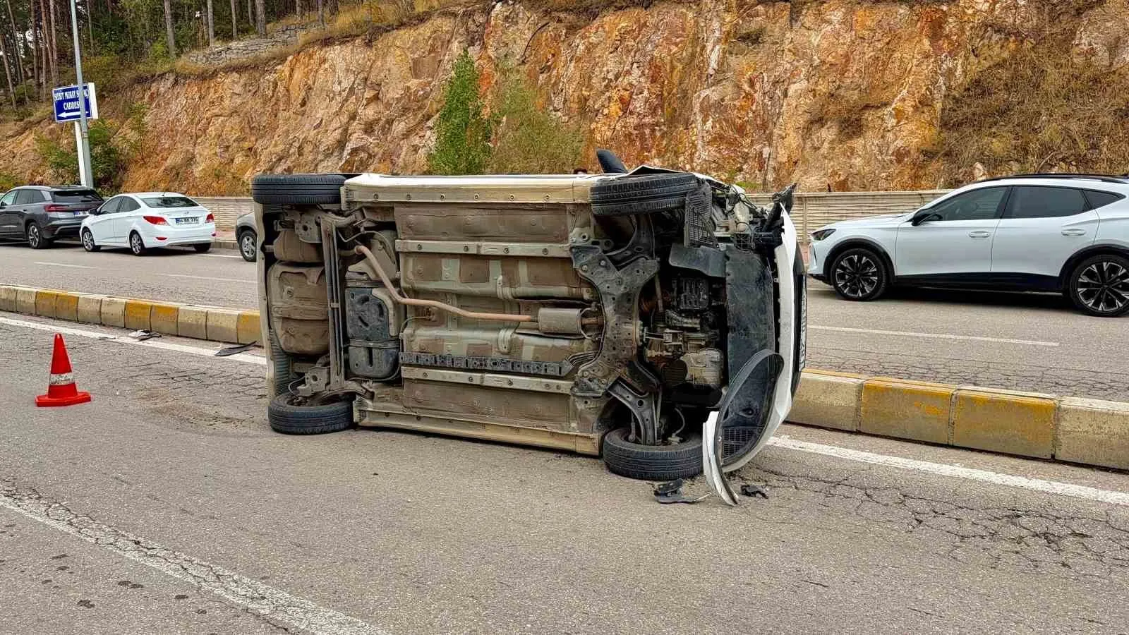 Afyonkarahisar'da yürekleri ağza getiren kaza: Yan yatan araçtan sağ çıktı