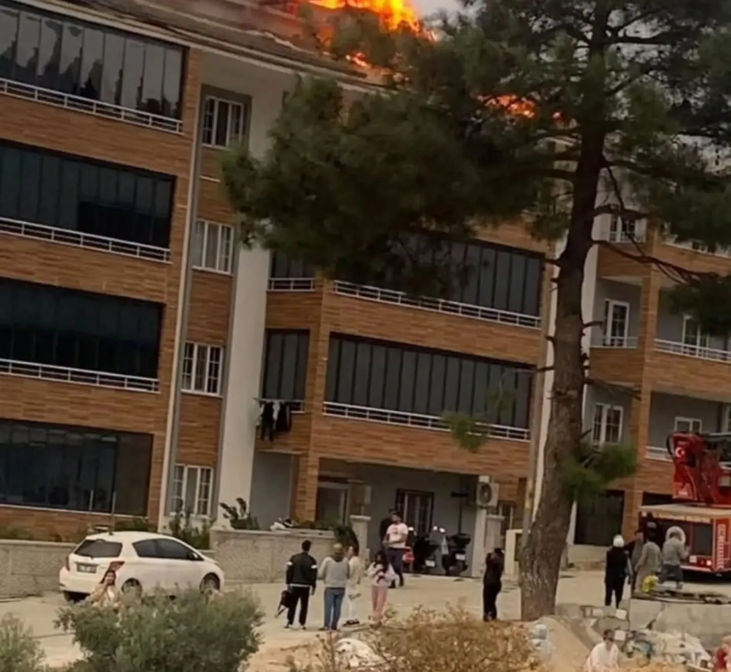 Denizli'de apartman çatısında korkutan yangın: Ekipler alevlerle yarıştı