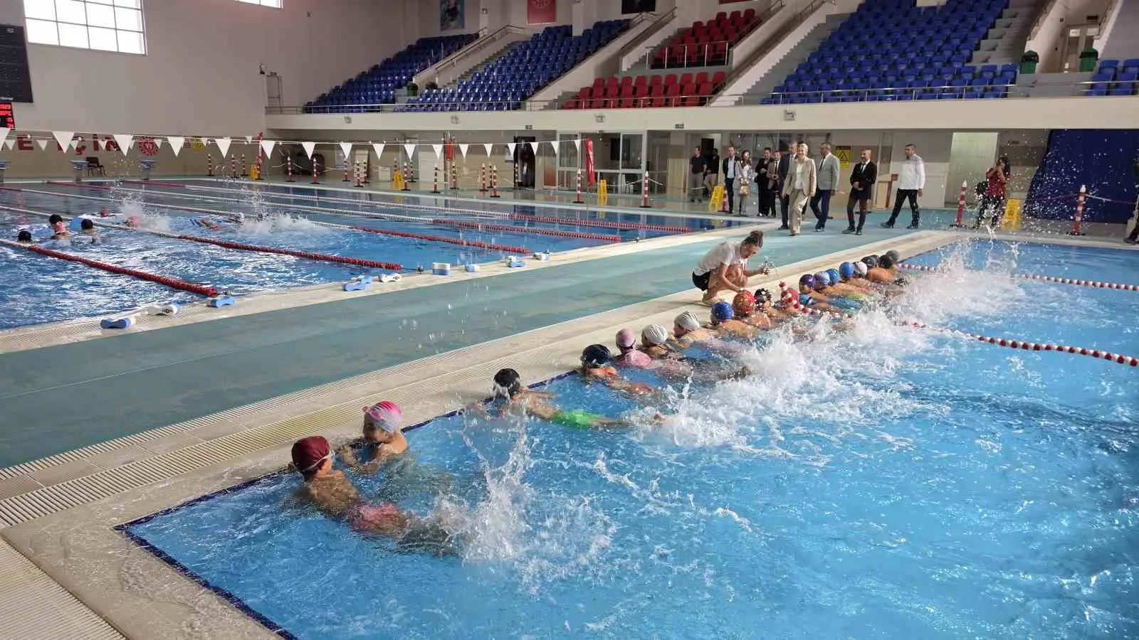 Nazilli’de havuzlar doldu taştı: Binlerce öğrenci suyla buluştu