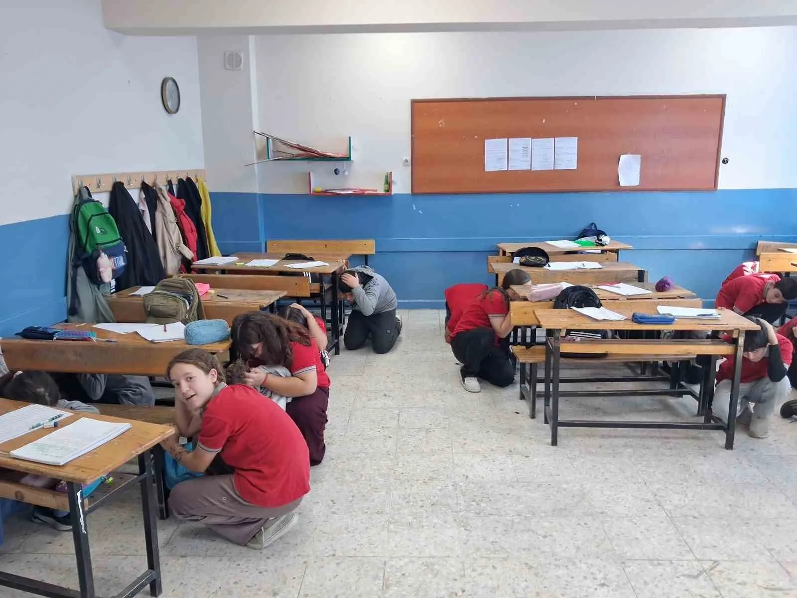 Sarıgöl'de deprem provası: Öğrenciler saniyelerle yarıştı