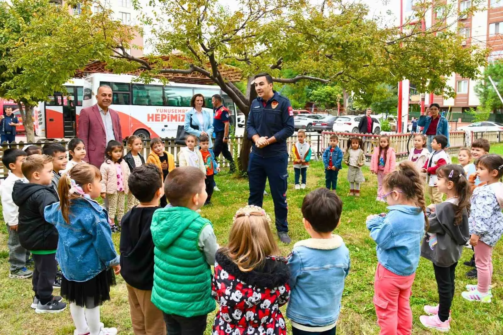 Minik kahramanlar itfaiye istasyonunda: Yangınla mücadeleyi yerinde öğrendiler