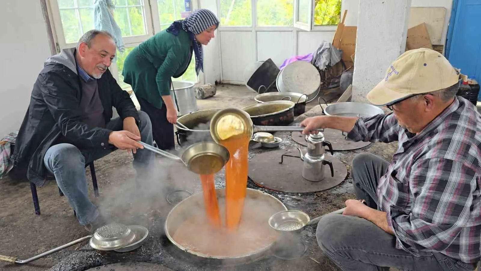 Tavas’ta sonbaharın bereketi: 650 yıllık pekmez geleneği komşulukla harmanlanıyor