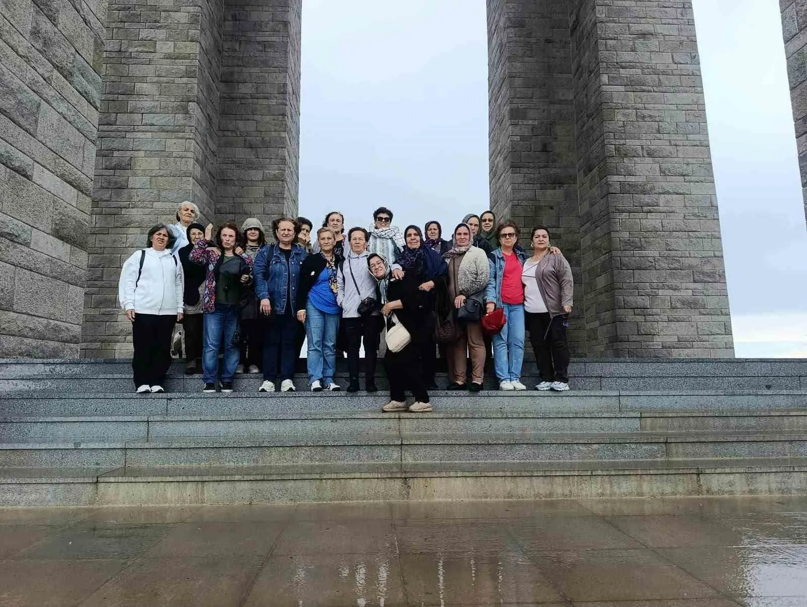Sarıgöl'ün kadınları tarihin izini sürdü: Çanakkale'de duygu dolu anlar