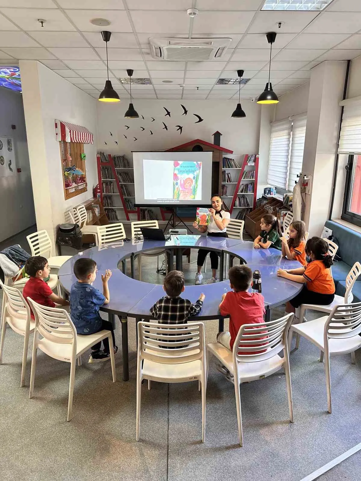 Minik ellerden dev hayaller: Aydın’da kütüphane sıraları sanat atölyesine dönüştü