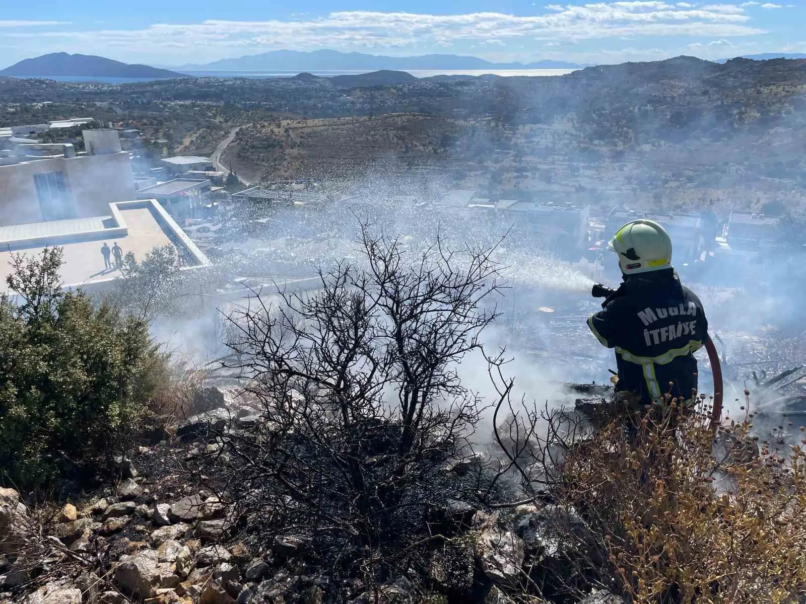 Bodrum'da alevler paniğe yol açtı: İtfaiye ekipleri zamanla yarıştı