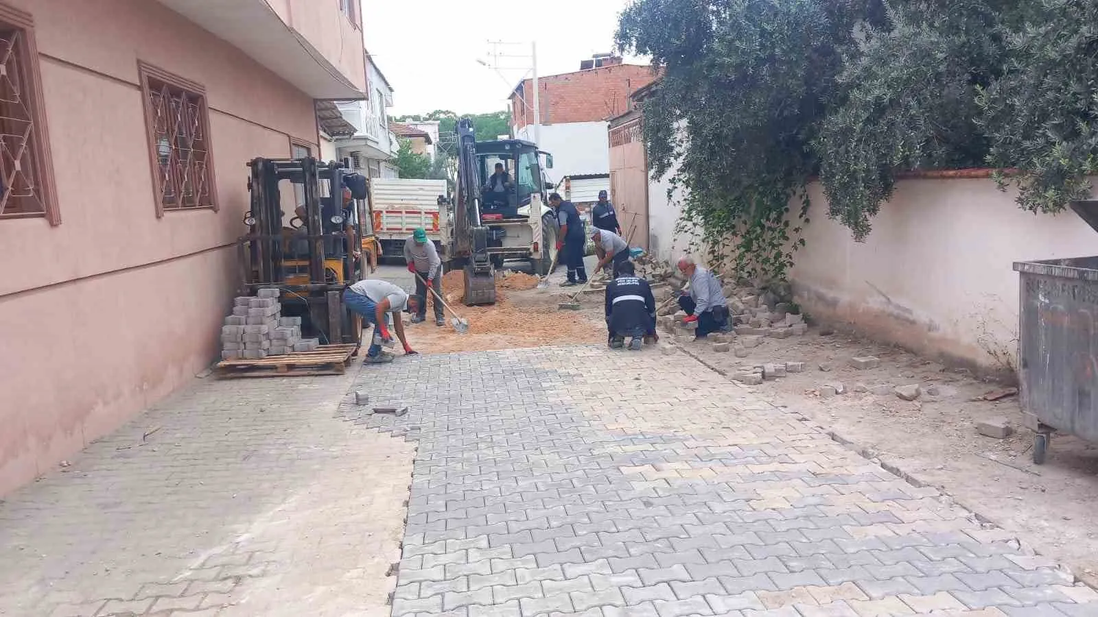 Şehzadeler’de saha mesaisi: 67 mahallede sorunlara anında neşter