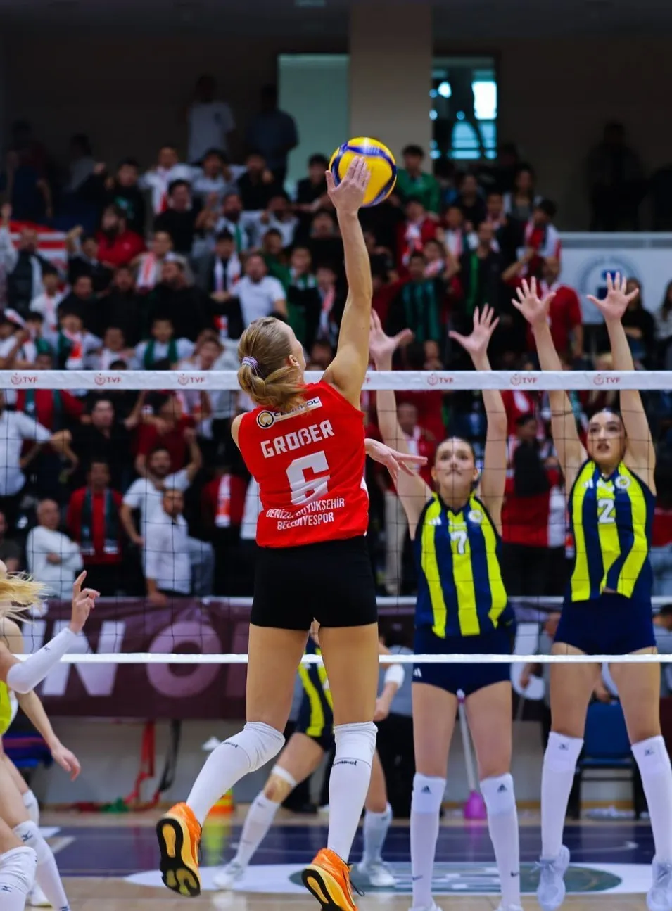 Denizli’de voleybol şöleni: Sultanlar sezona ezici bir galibiyetle başladı