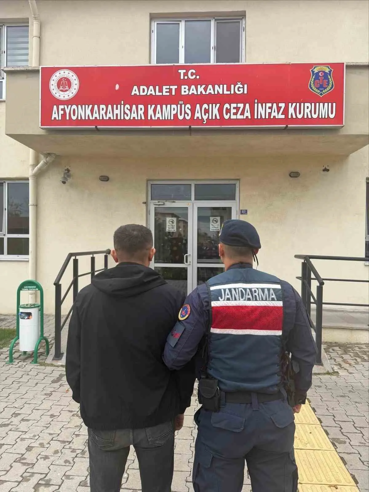 Afyonkarahisar jandarmasından kaçanlara geçit yok: 42 gözaltı