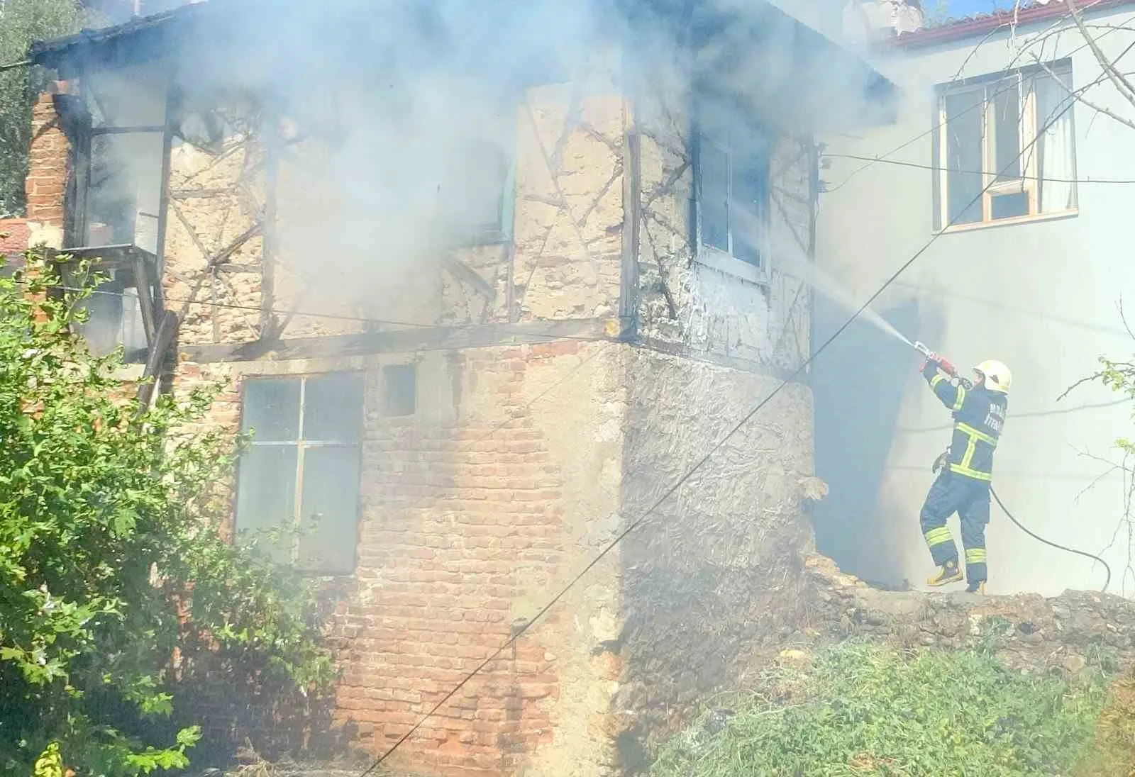 Menteşe’de korku dolu anlar: Mahalleli hortumlarla alevlere karşı siper oldu