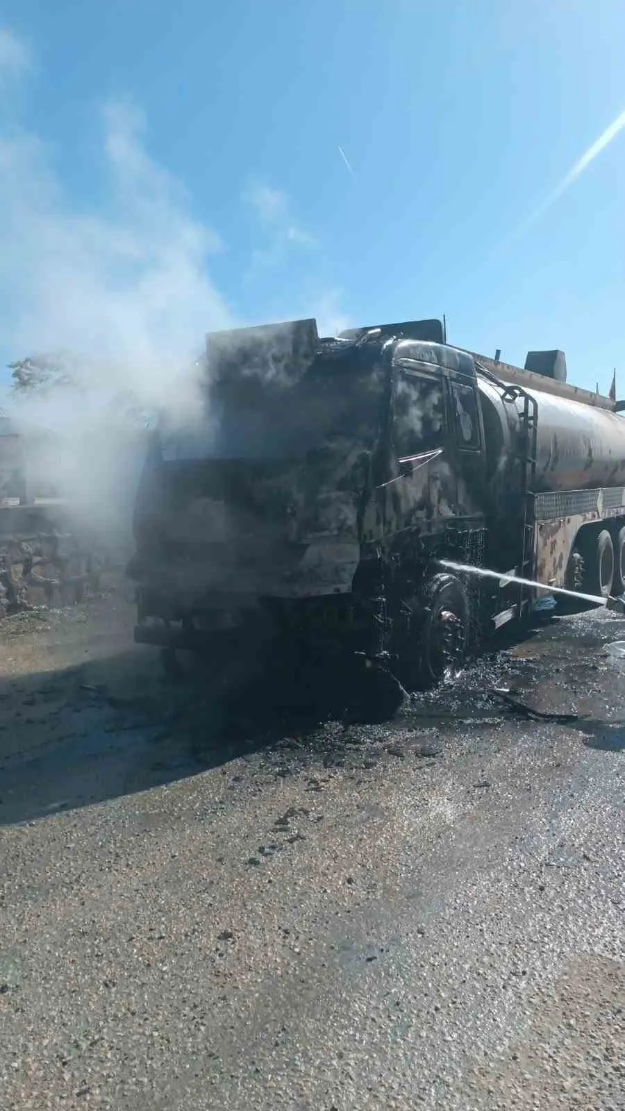 Afyonkarahisar’da geceyi aydınlatan yangın: Tanker küle döndü