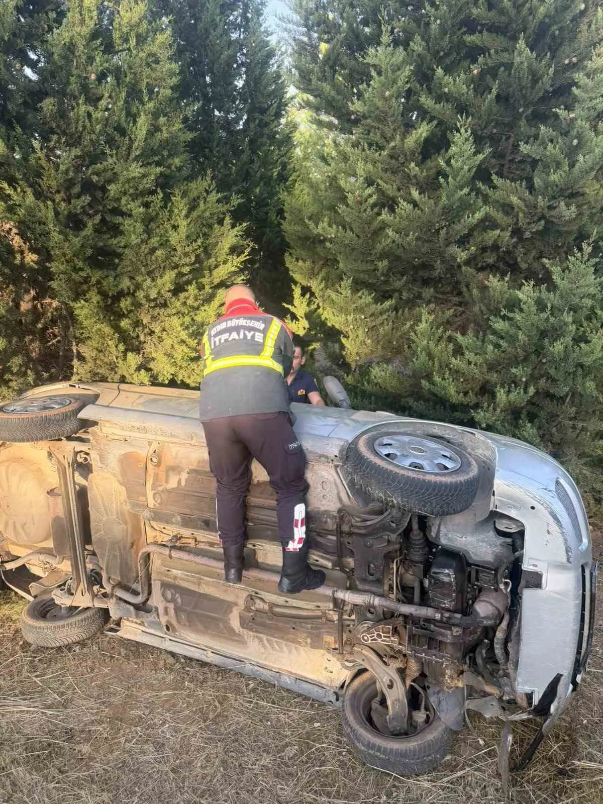 Germencik’te kontrolden çıkan araç devrildi: 2 yaralı