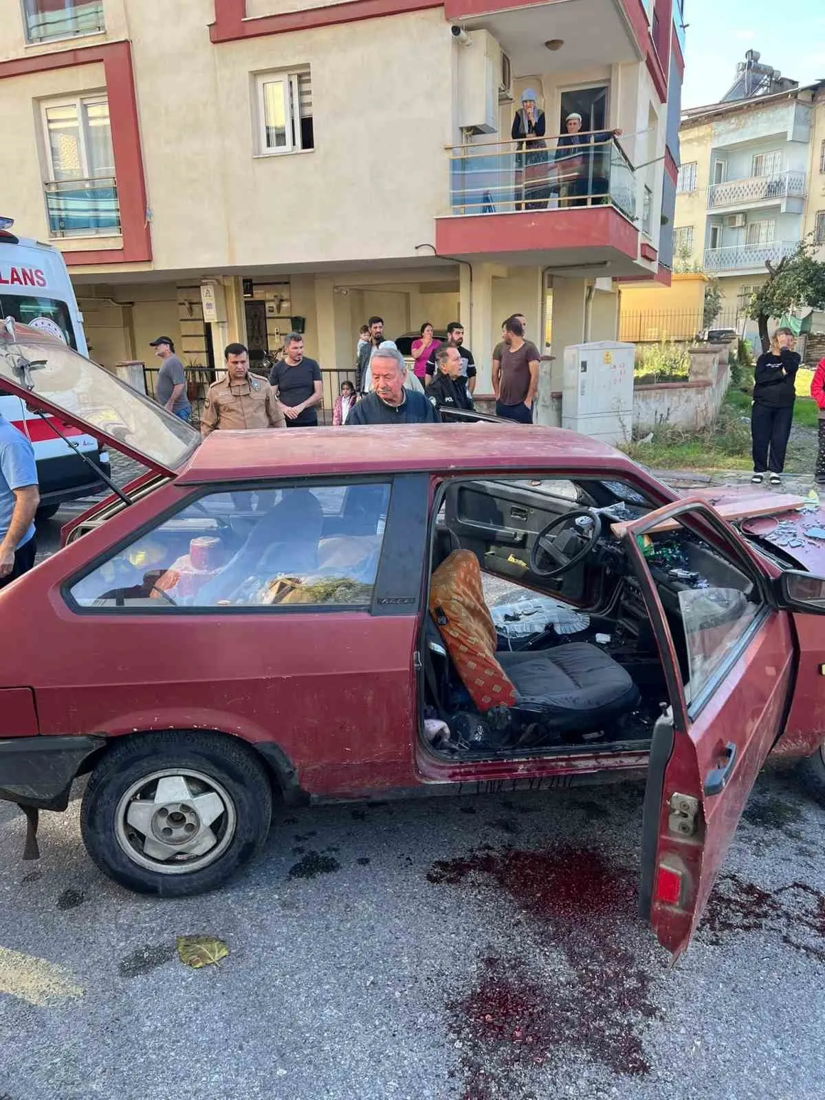 Aydın’da geceyi aydınlatan kaza: Otomobil direğe çarparak durabildi