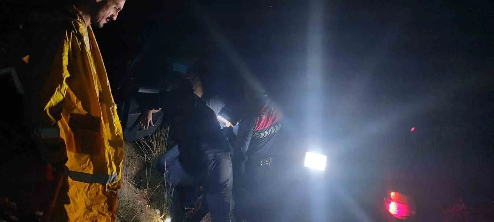 Efeler yolunda direksiyon başındaki sürücü tarlaya uçtu: Bir yaralı