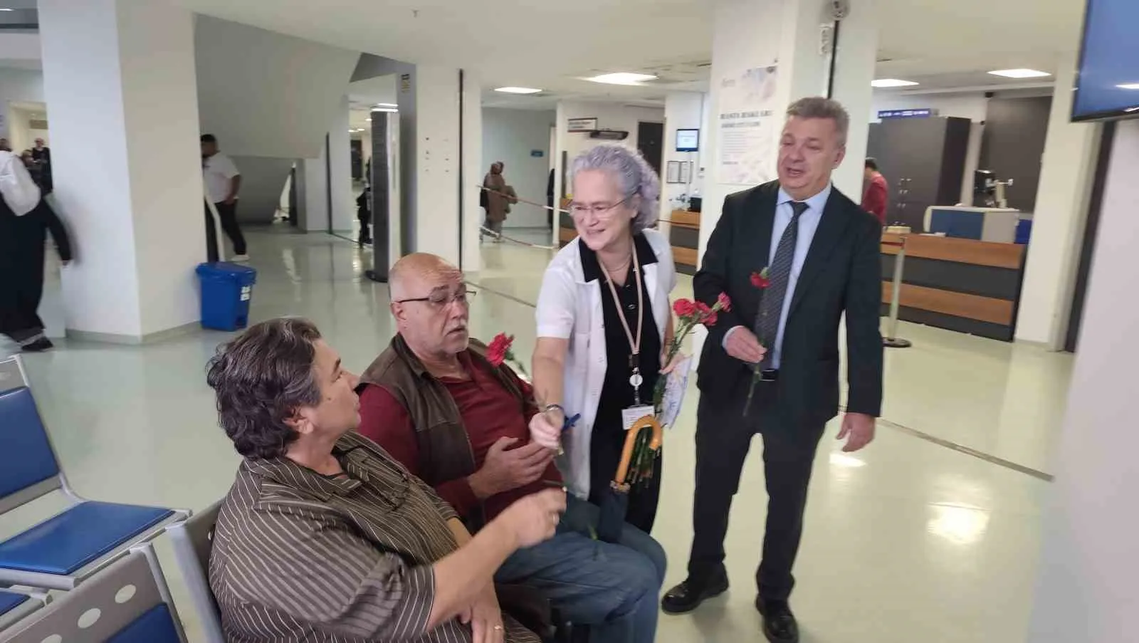 Manisa'da sağlıkta nezaket rüzgarı: Hastalar haklarını karanfillerle öğrendi
