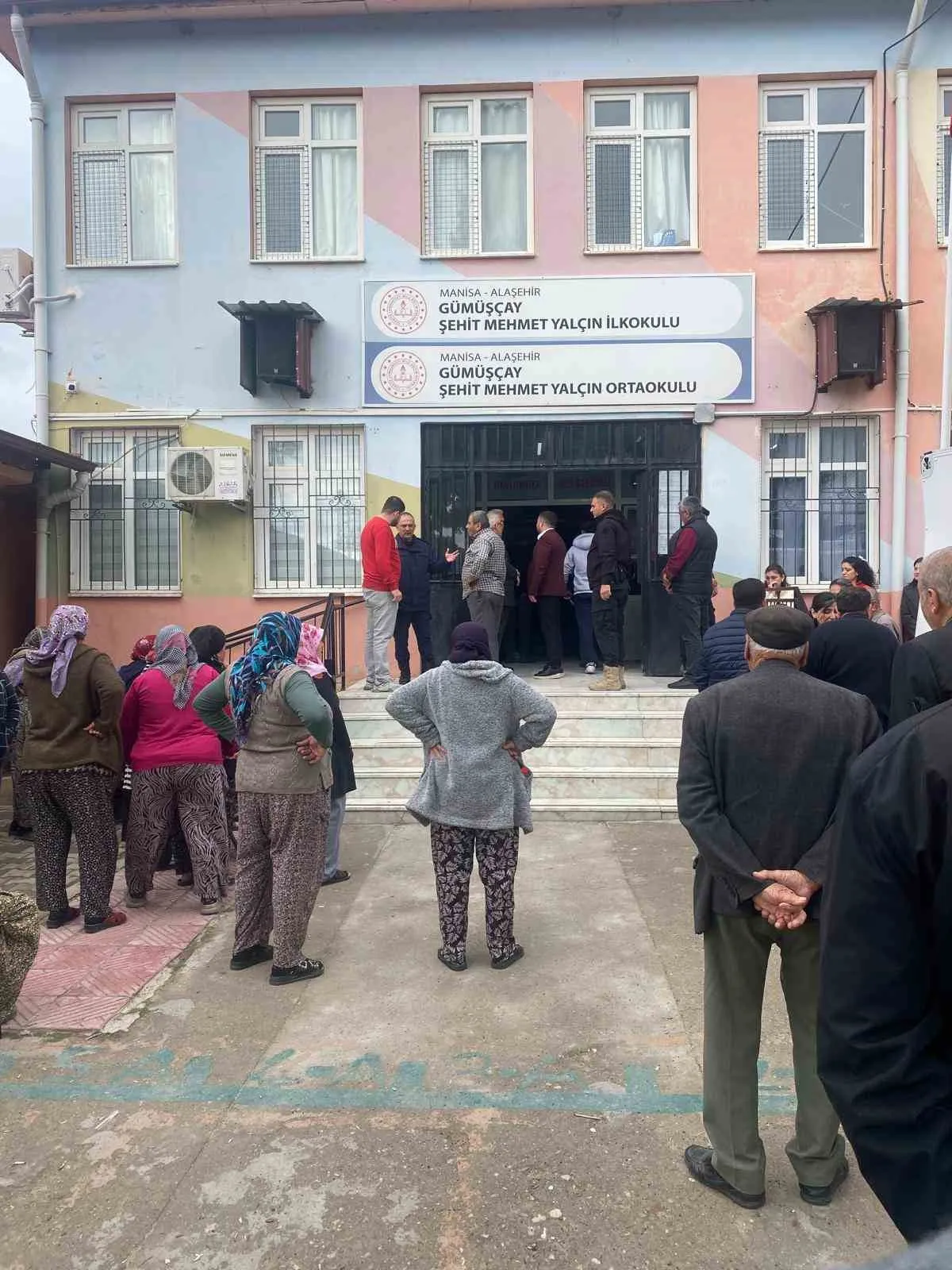İki on yılını verdiği okulda acı veda: Personel odasında cansız bulundu