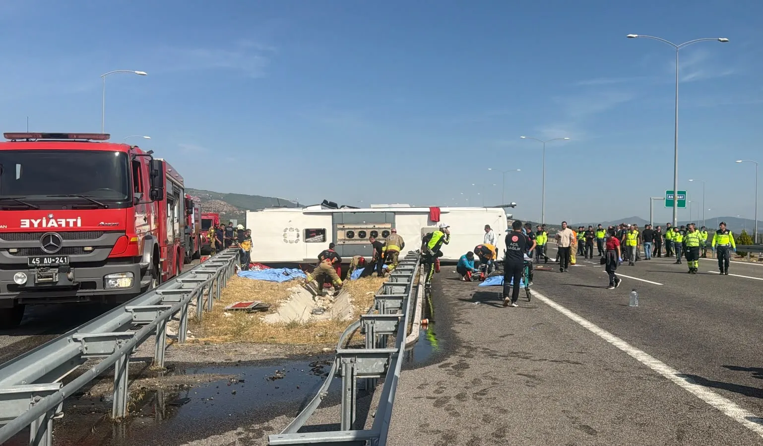 Manisa yolunda acı bilanço: Otobüs ve tır çarpıştı, 11 can kaybı