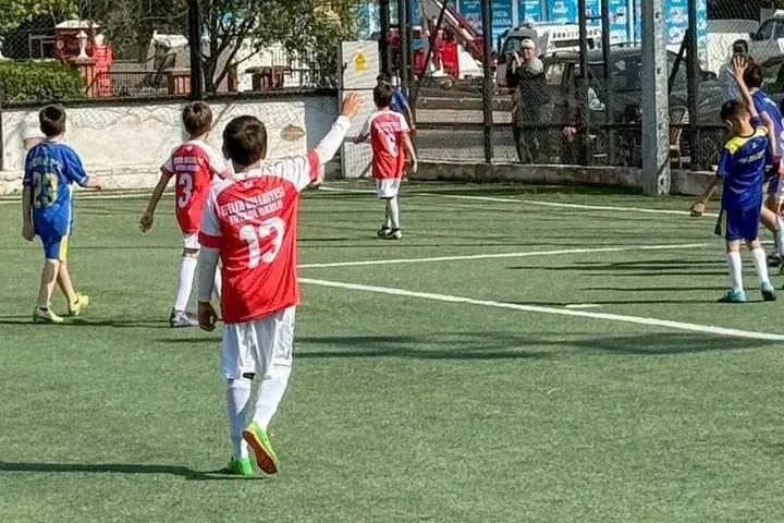 Efeler’de Cumhuriyetin minik yıldızları sahneye çıktı: 120 çocuk aynı hedef için ter döktü