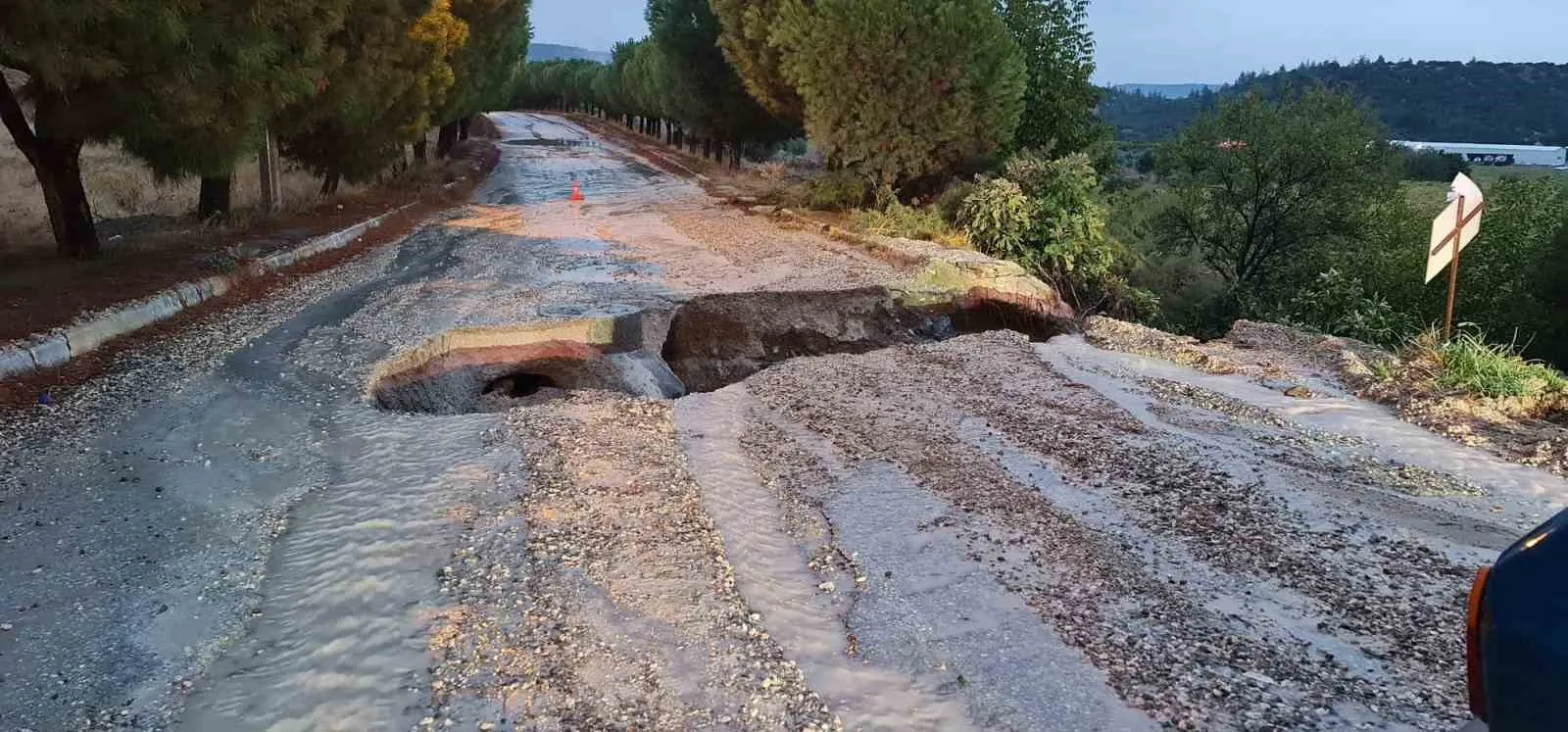 Yağışlar yolu yuttu: İki ilçe arasındaki tek geçiş noktası kapandı