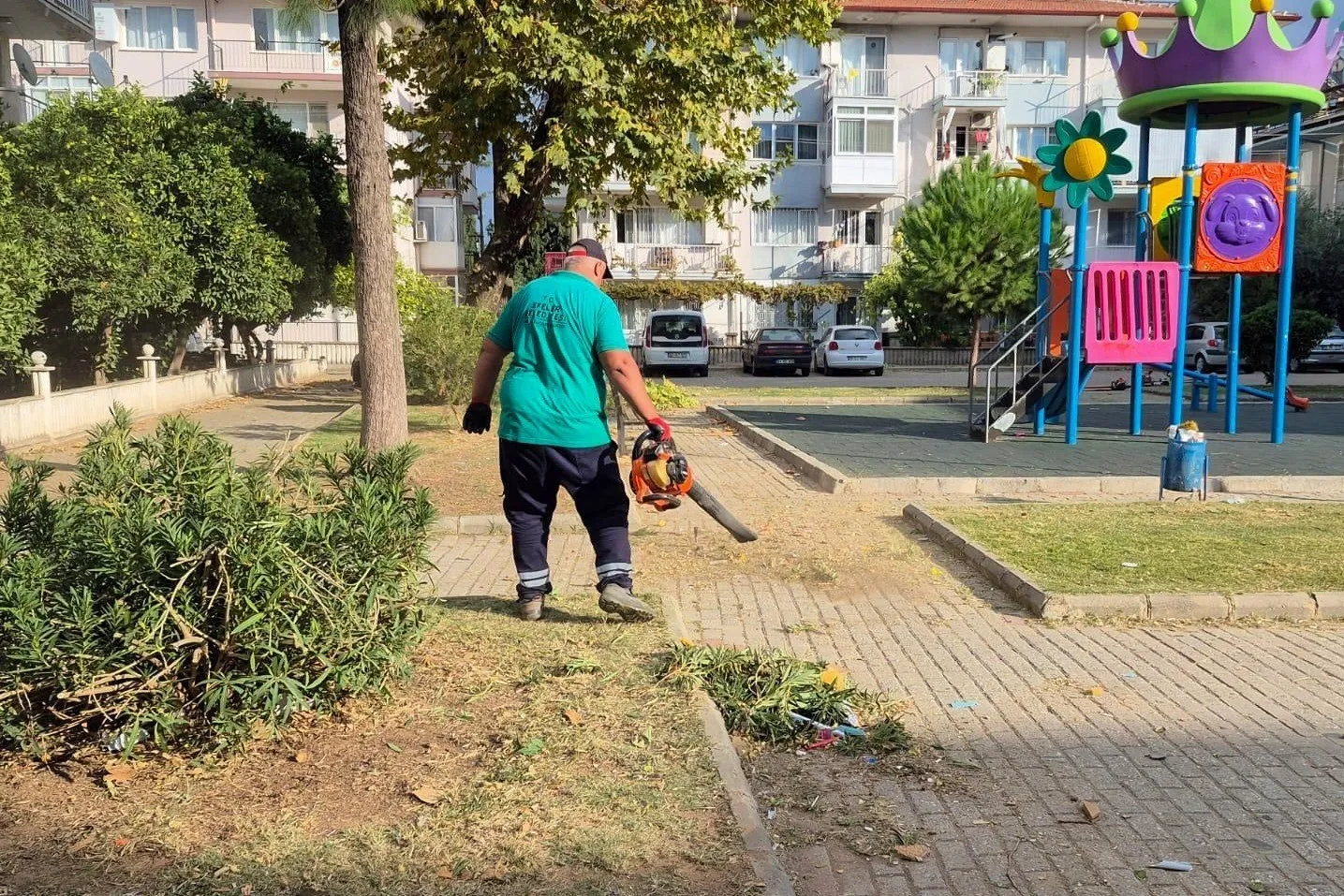 Efeler'de estetik dokunuş: Yeşil alanlar baştan aşağı yenileniyor