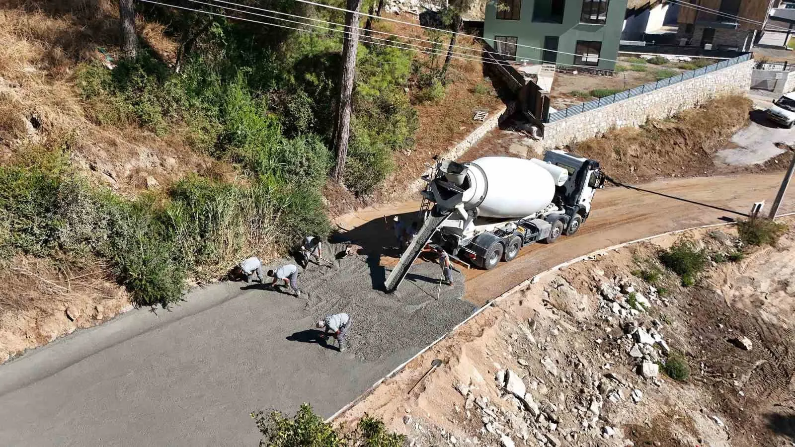 Marmaris’te ulaşım seferberliği: Zorlu arazilerde beton yol ve sathi kaplama dönemi