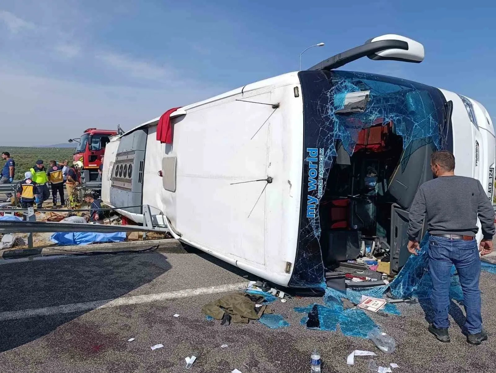 Manisa'da kara yolunda can pazarı: Otobüs ile çekici çarpıştı, 4 ölü var