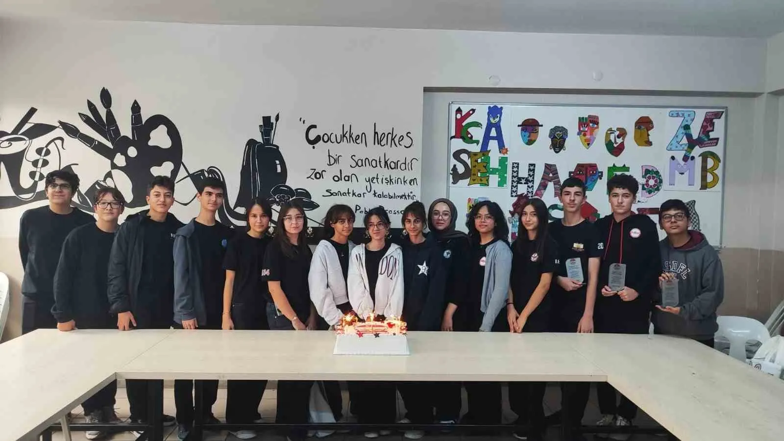 Afyonkarahisar'da eğitimde zirveye çıkanlar sahnede: Başarı dolu bir yılın ödülü verildi