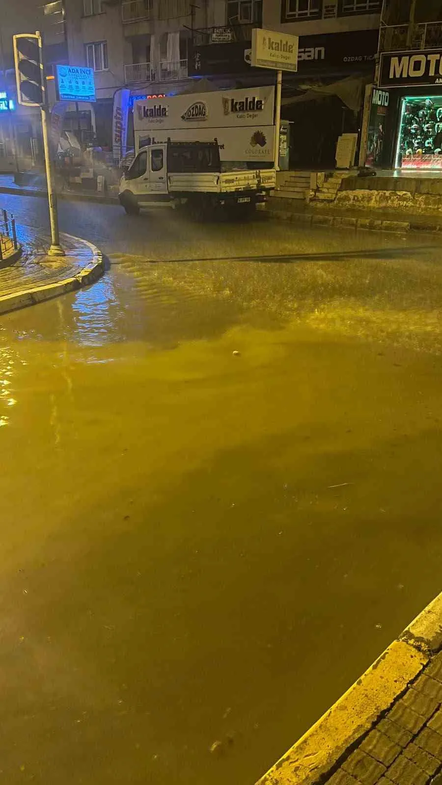 Kuşadası'nda gece mesaisi: Şiddetli yağış turistik ilçeyi vurdu