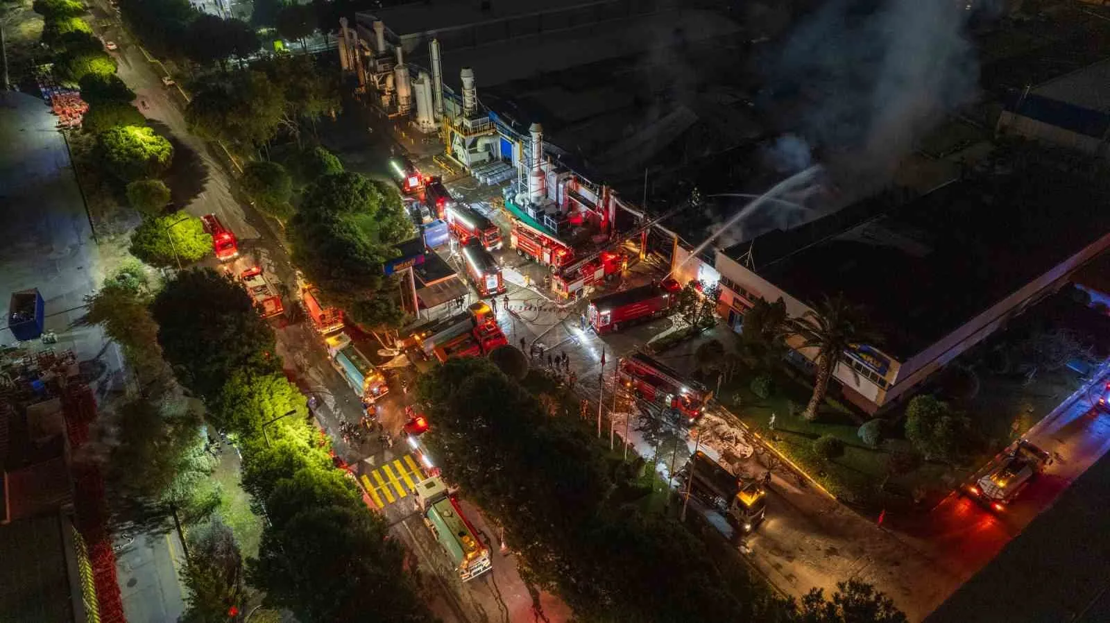Manisa'daki sanayi devinde korkutan yangın: Ekipler seferber oldu