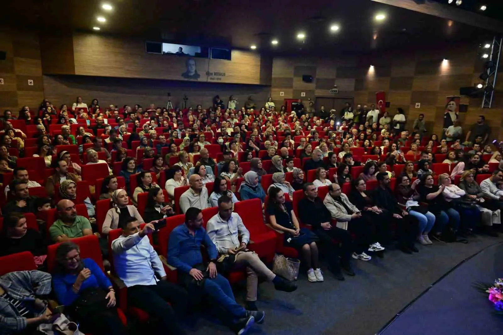 Bozkırın sesi Manisa sahnesinde: Neşet Ertaş türküleri kulakların pasını sildi