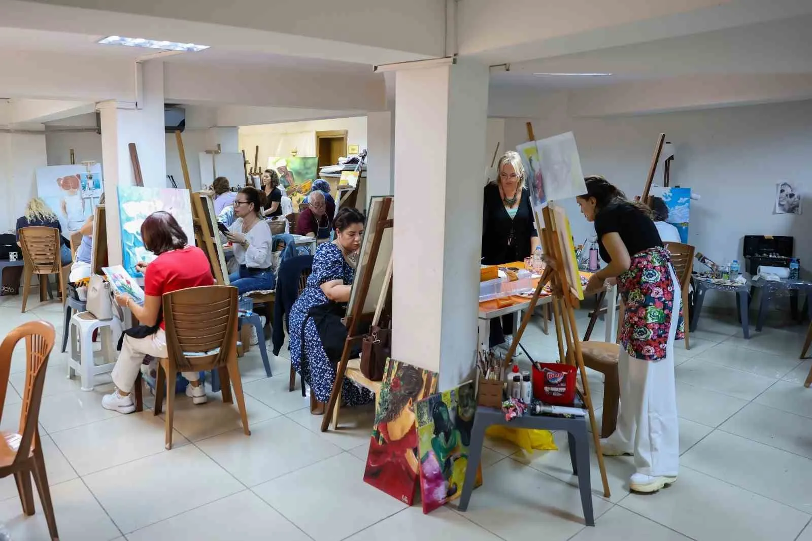 Efeler'de tuvalin başına geçenler stres atıyor: Sanatla gelen dostluklar