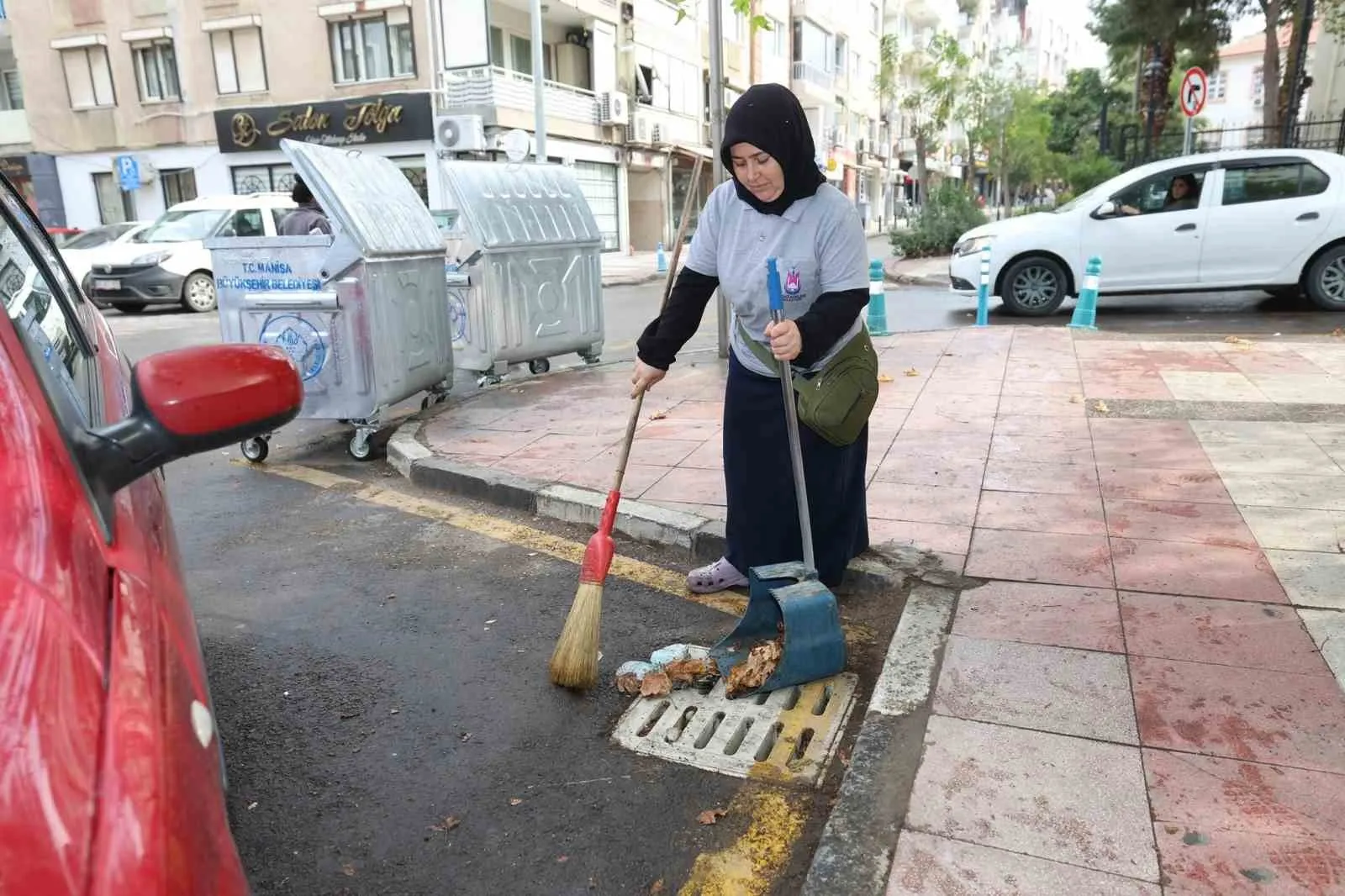 Şehzadeler’de yağmur mesaisi: Ekipler cadde ve sokakları temizledi