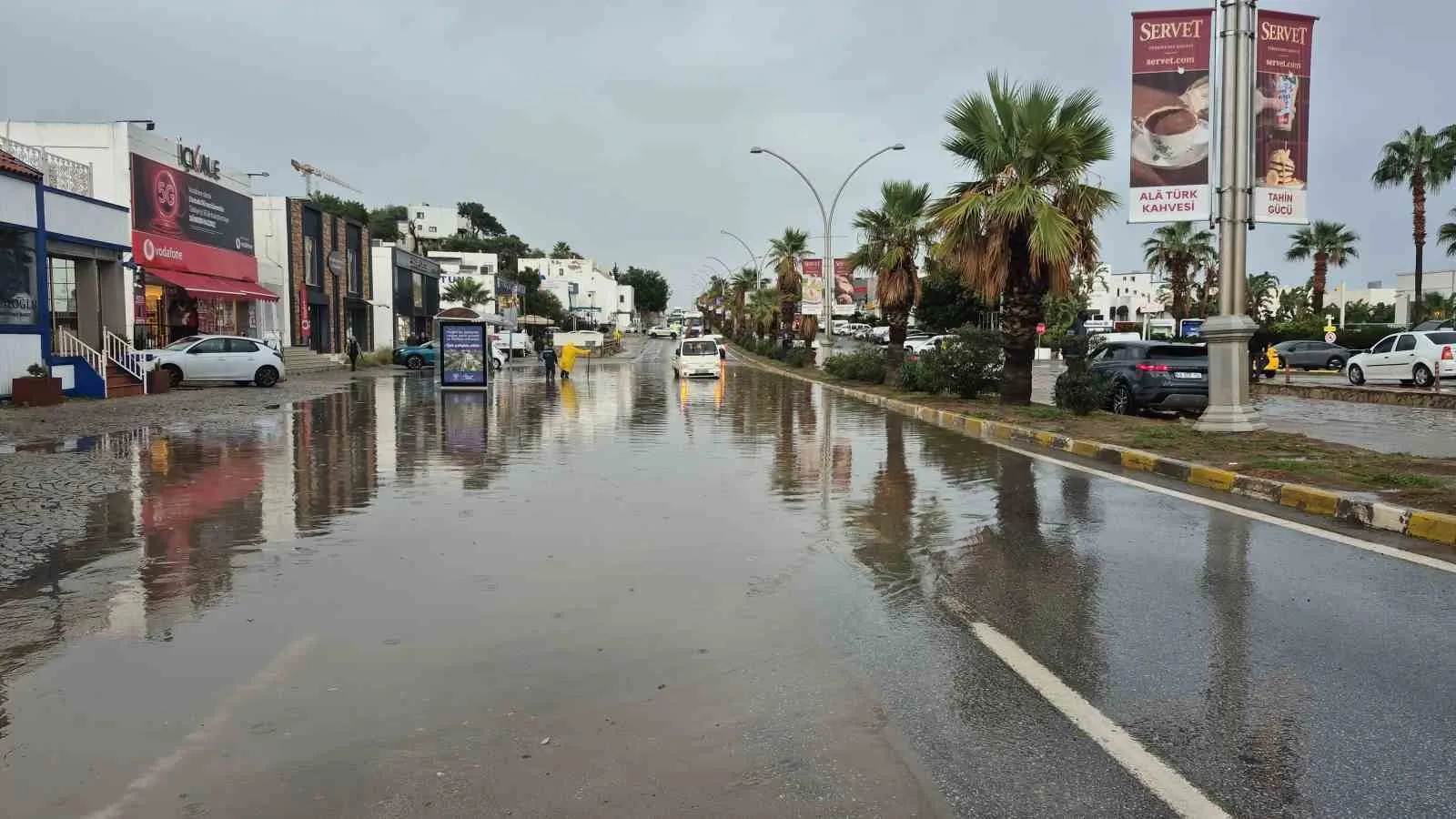Bodrum'da yağış ulaşımı kilitledi: Sular altında kalan araçlar güçlükle kurtarıldı