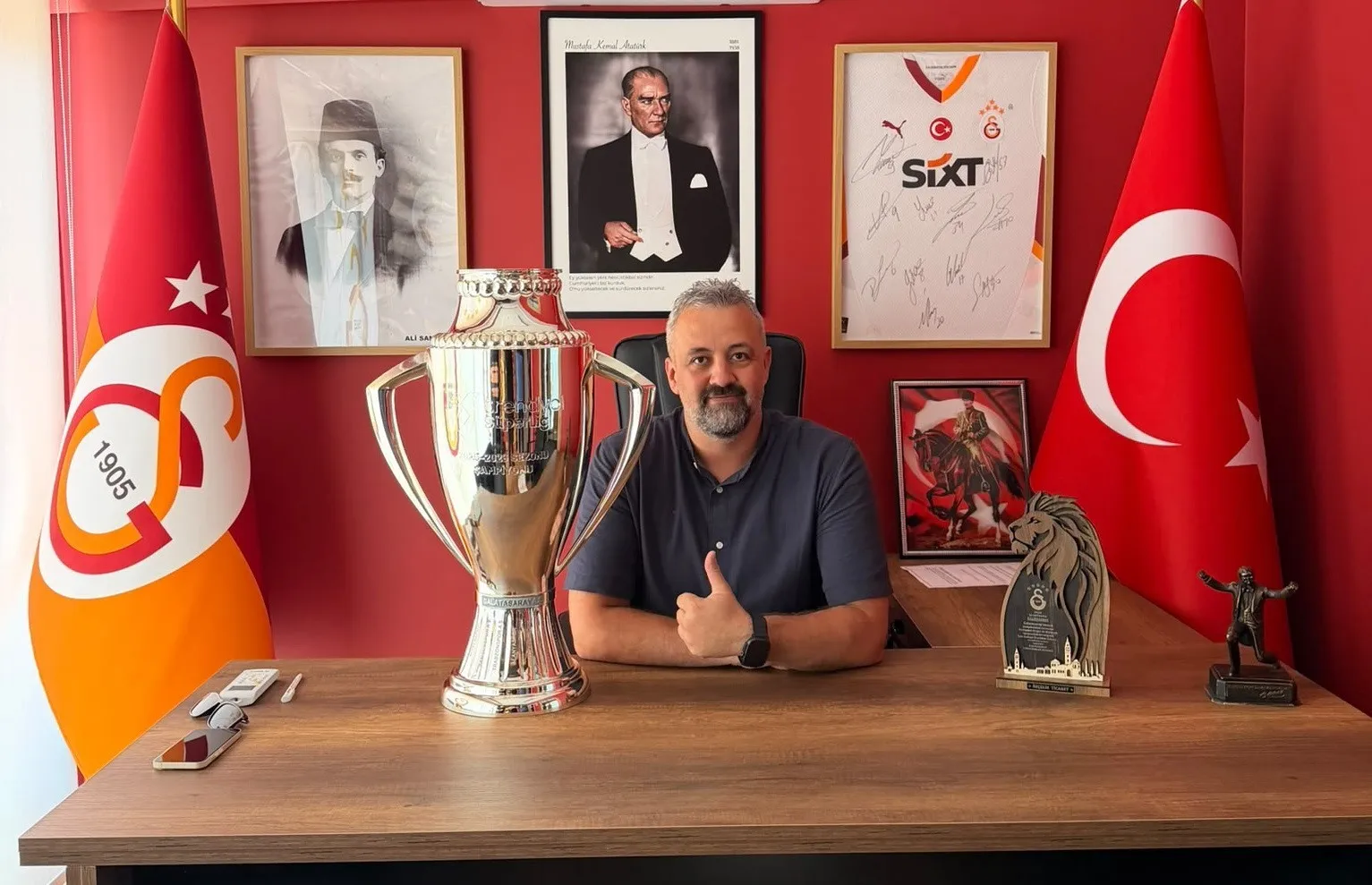 Salihli'de Galatasaraylı taraftarlardan eğitime tam destek: 16 öğrencinin yüzü güldü