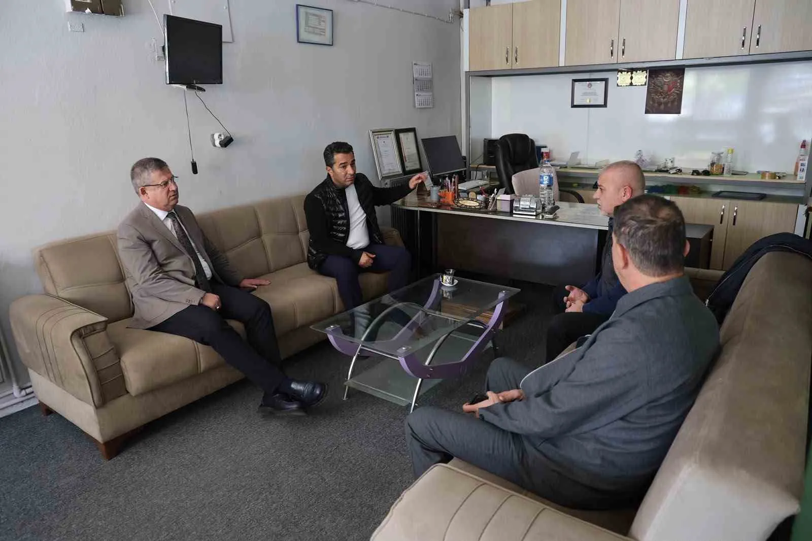 Saha mesaisi Hacı Kaplanlar’da devam etti: Subaşıoğlu esnafla dertleşti