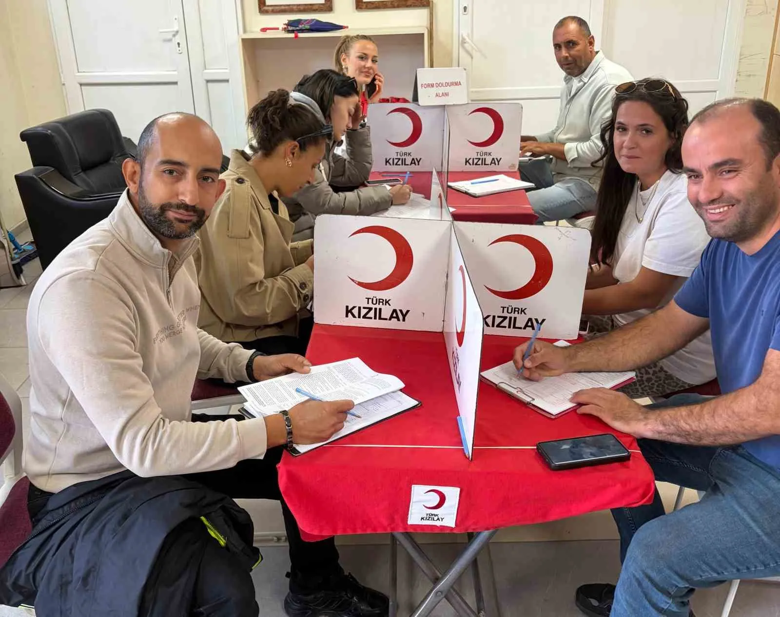 Çeşme’de okul çatısı altında dev dayanışma: 97 bağışçıdan hayata can suyu