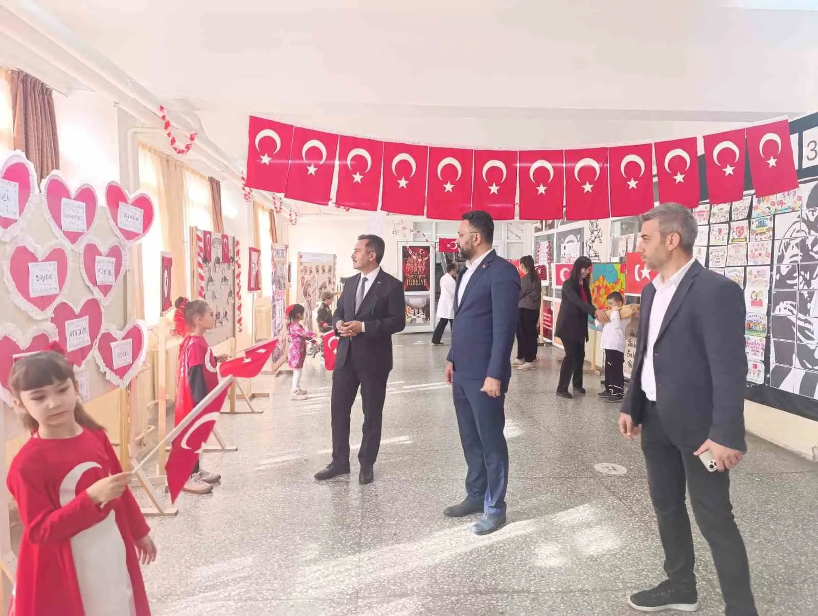 Bolvadin’de tarih dersi sokaklara taştı: Gençlerden 101. yıl sergisi