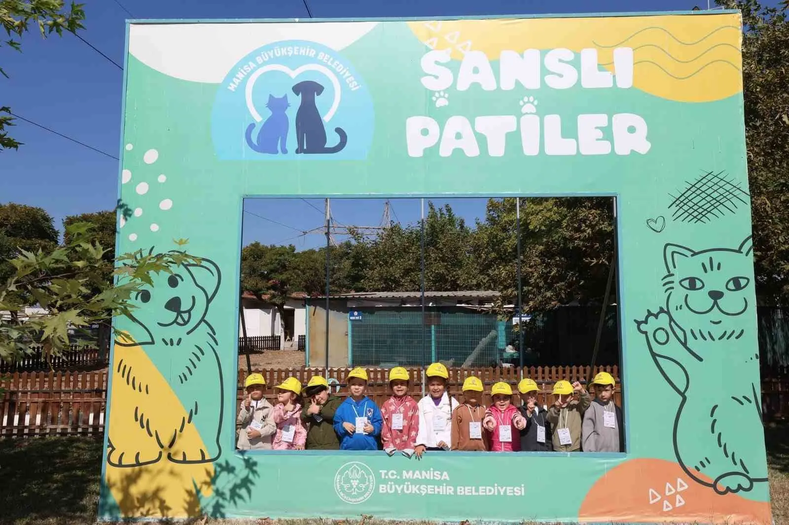 Minik yürekler patili dostlarıyla buluştu: Hayvan sevgisi dersi yerinde verildi