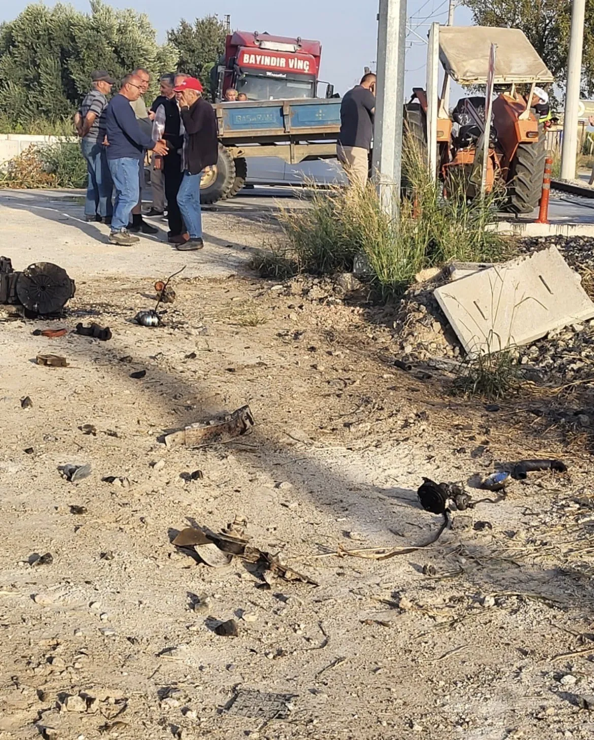 Bayındır’da raylar üzerinde can pazarı: Tren ile traktör çarpıştı