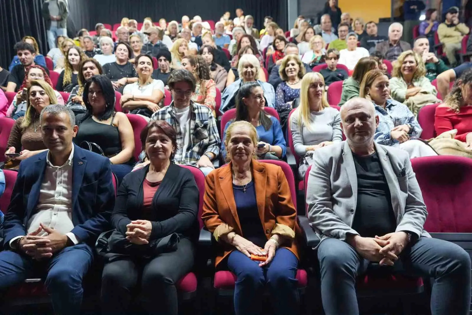 Pembe İzler Mahallesi'nden yükselen hayat çığlığı: Gülbahar tiyatroseverlerle buluştu