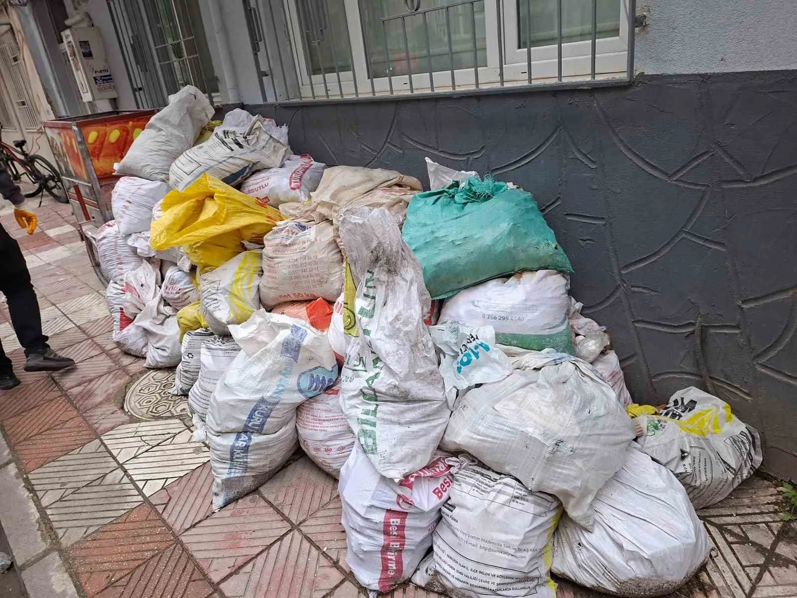 Şehzadeler'de moloz kirliliğine karşı sıkı takip: Kurallara uymayanlara ceza kapıda