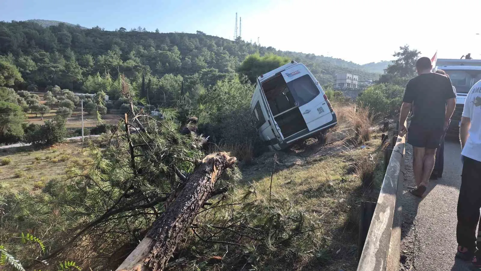 Bodrum trafiğinde tehlikeli oyun: Turist minibüsünü şarampole uçurdu