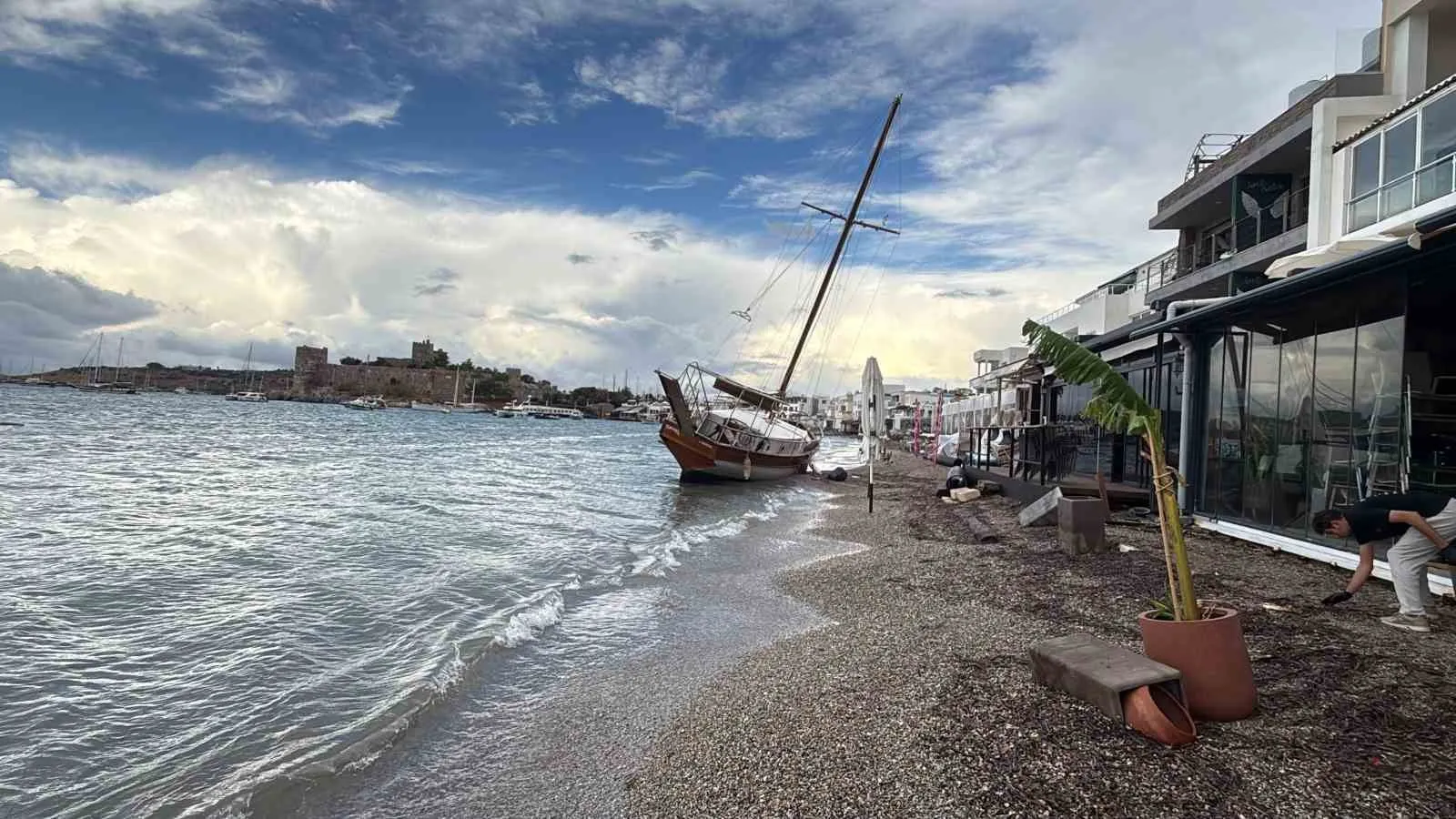 Bodrum'da doğa öfkesini kustu: 2,5 milyonluk yelkenli sahile çakıldı