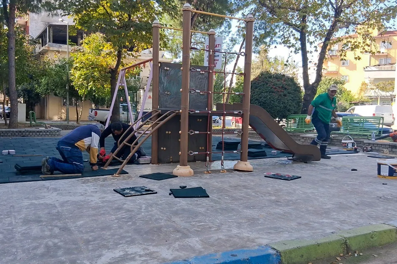 Efeler’de çocukların neşe kaynağı parklar baştan aşağı yenilendi