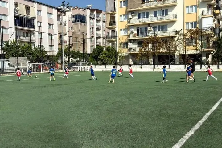 Efeler’de Cumhuriyetin minik yıldızları sahneye çıktı: 120 çocuk aynı hedef için ter döktü